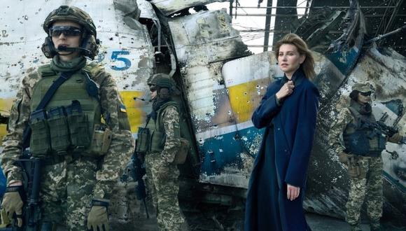Olena Zelenska fotografiada por Annie Leibovitz. En la imagen aparece junto a varias mujeres soldados de Ucrania en el el aeropuerto de Antonov, en Hostómel. (ANNIE LEIBOVITZ//VOGUE).