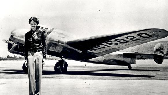 Amelia Earhart con el avión Lockheed Electra con el cual desapareció en julio de 1937. (NASA vía Wikimedia Commons).