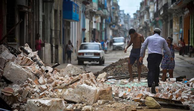 Los cubanos buscan entre los escombros de un edificio derrumbado en La Habana, la capital. (Foto: AFP)