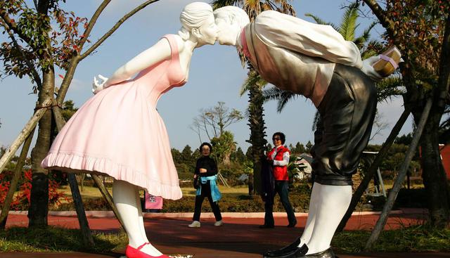 El parque Jeju Love Land, en Séul, Corea del Sur, cuenta con esculturas románticas, dulces y eróticas. A este lugar solo se les permite la entrada a los adultos por la variación de sus esculturas, pero esta representa un dulce y joven amor. (Foto: Getty Images)