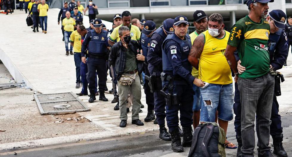 La policía de Brasil detiene a bolsonaristas que invadieron los tres poderes del Estado en Brasilia. (Reuters).