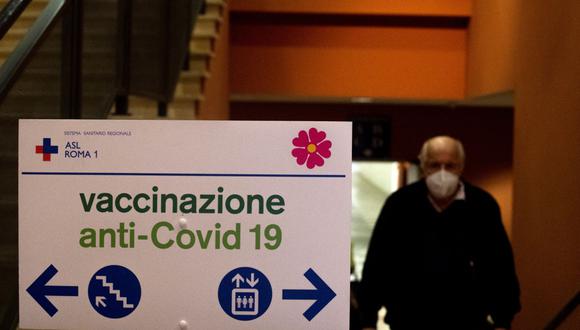 Un hombre ingresa en un centro de vacunación Covid-19 ubicado en el "Auditorium Parco della Musica" en Roma el 18 de febrero de 2021. (Foto de Tiziana FABI / AFP).