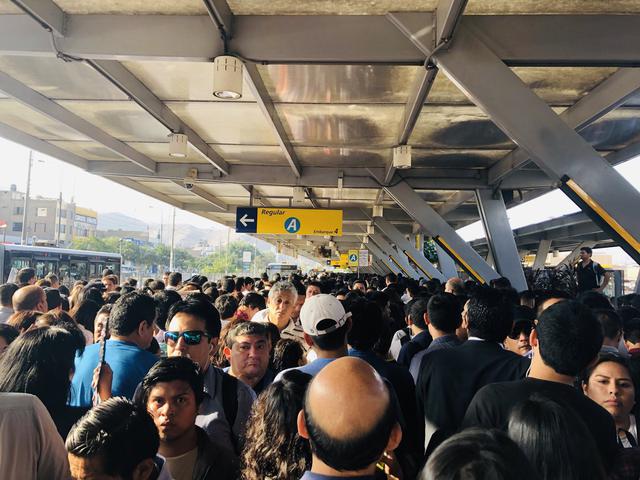 Malestar en los usuarios tras eliminación de fila de sentados en la estación Naranjal (Foto: @JhanPerz_)