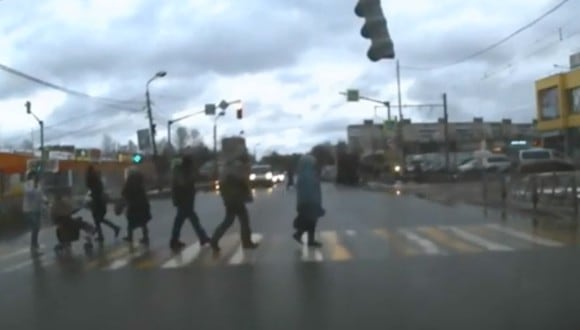 Mujer se salva de morir milagrosamente tras desprenderse y caer un semáforo muy cerca de ella en una calle rusa. (Foto: Captura YouTube)