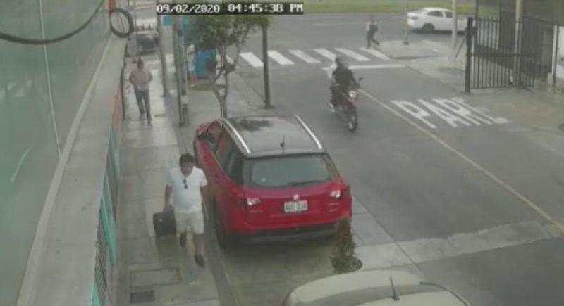 El juez Edhin Campos, de polo blanco y short, se dirigía a su casa a pie. Los ladrones lo seguían de cerca a bordo de una moto. El auto blanco los esperaba metros atrás. (Imagen: Policía Nacional)