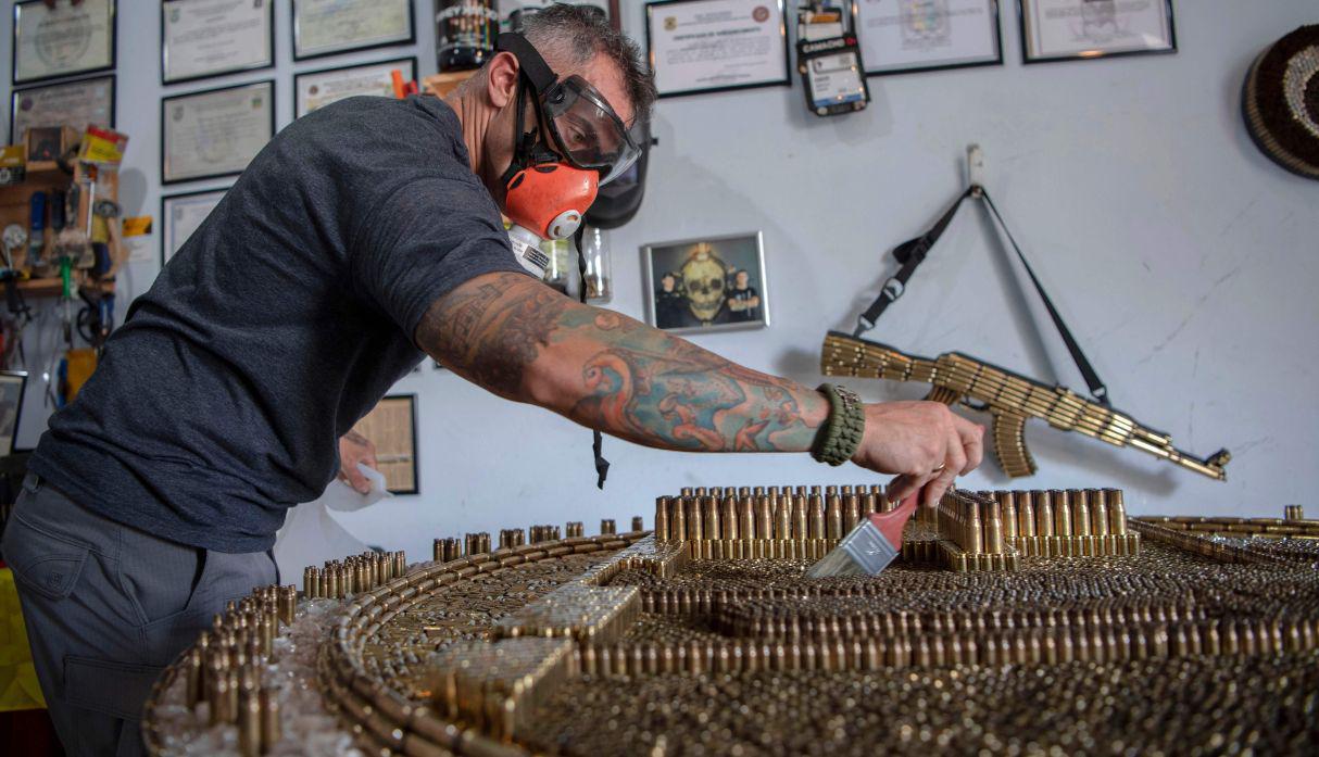 El "artesano de las balas" que decora los cuarteles de Brasil. (Foto: AFP)