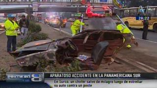 Surco: vehículo se parte en dos tras choque con poste y conductor se salvó de milagro