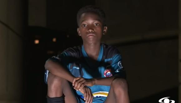 La historia de Sebastián Murillo, el niño colombiano que sueña con ser futbolista a pesar de vivir debajo de un puente. (Foto: Noticias Caracol / YouTube).
