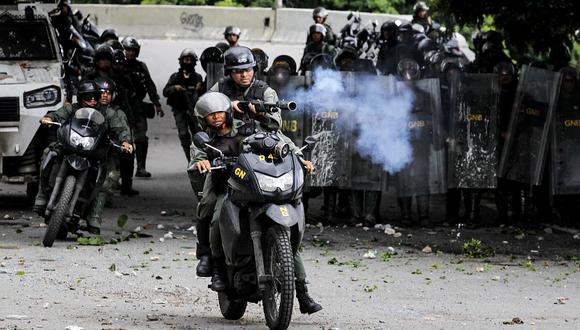 Efectivos de la Guardia Nacional Bolivariana (GNB) de Venezuela enfrentan a un grupo de manifestantes durante una protesta. (Foto: EFE/Miguel Gutiérrez)