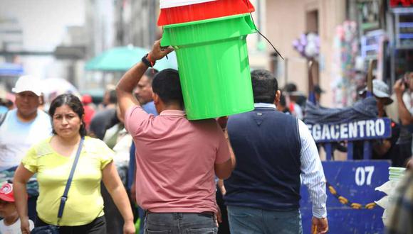 Ante el aviso del corte de agua , ciudadanos acuden a mesa redonda para comprar baldes de agua de todos los tamaños. Se prevee una mayor venta de baldes en los próximos días. Fotos: jorge.cerdan/@photo.gec