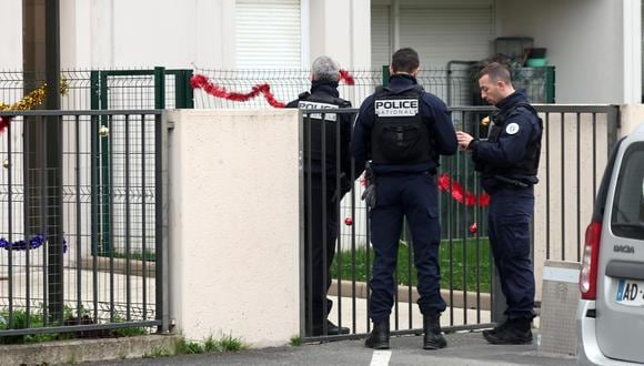 La policía francesa se encuentra frente a un edificio donde se encontraron cinco cadáveres muertos en Meaux, cerca de París, Francia, el 26 de diciembre de 2023. EFE/EPA/Christophe Petit Tesson