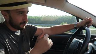 La reacción de un joven al escuchar una canción que no le gusta