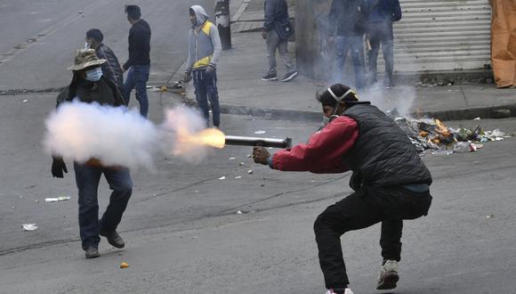 Un manifestante dispara una pistola casera contra policías durante una protesta de cocaleros en La Paz, el 8 de agosto de 2022. (Foto: AIZAR RALDES / AFP)
