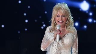 Dolly Parton: cinco episodios memorables en la vida de la estrella que esperó su turno para vacunarse