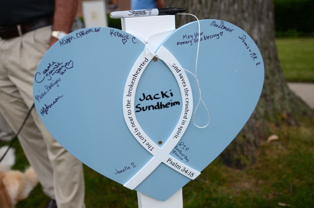 A heart-shaped sign remembers Jacki Sundheim.  (Photo: Getty Images)