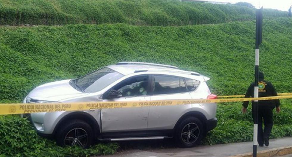 Un hombre fue asesinado esta mañana cuando se desplazaba en su moderna camioneta 4 x 4, a la altura de la Bajada Armendáriz, en Miraflores, por supuestos sicarios. (Foto: Andina)