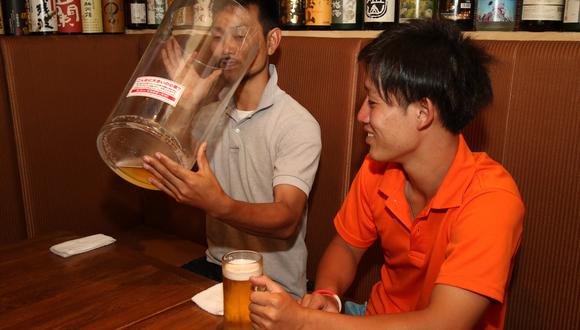 Un cliente sostiene una gran jarra de cerveza, de 25 cm de diámetro y 45 cm de alto, para beber en un restaurante en Tsukuba, suburbio de Tokio. (Foto: YOSHIKAZU TSUNO / AFP)
