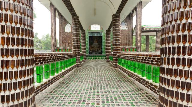 Este templo budista fue construido con botellas de vidrio - 1
