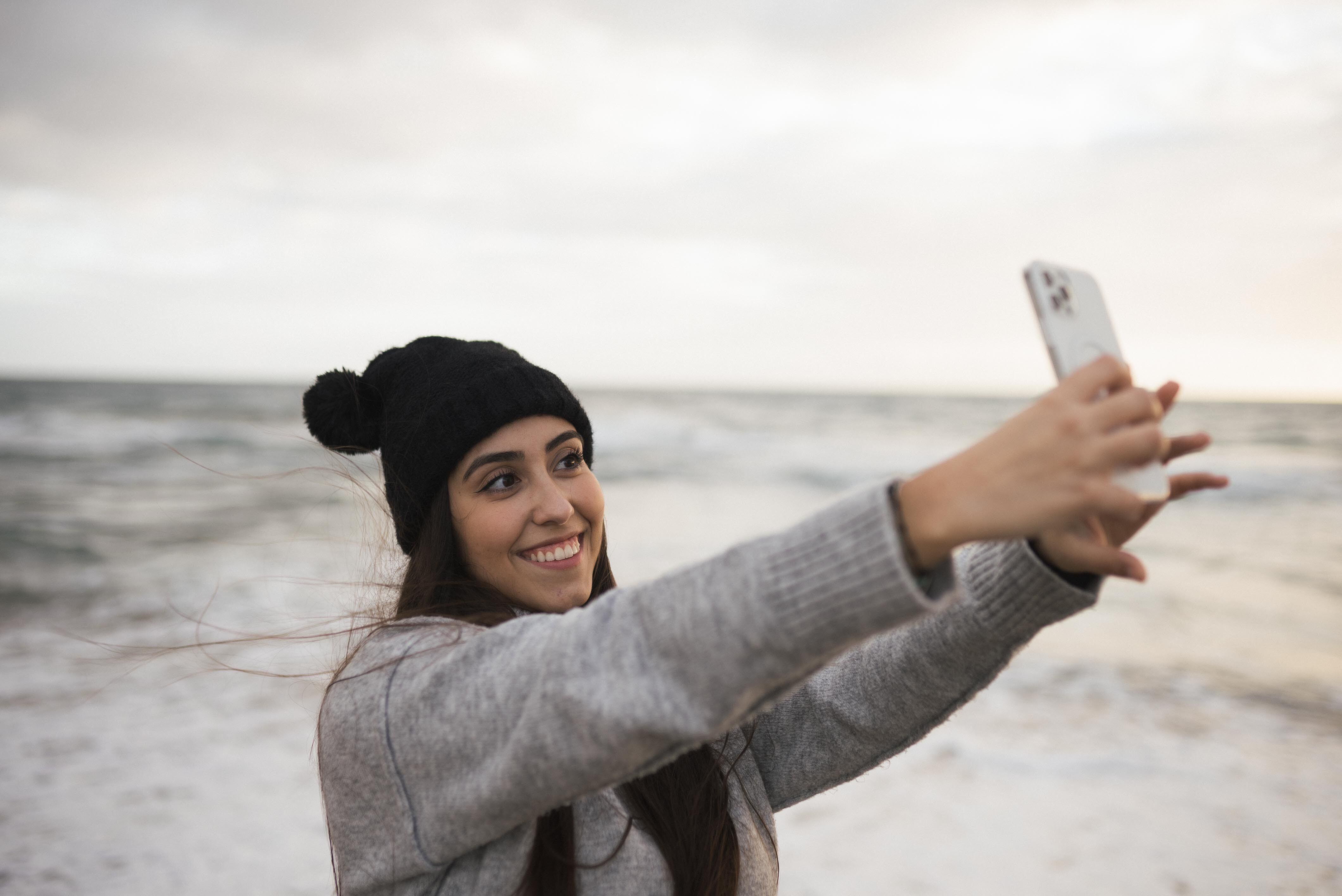 Al momento de sacar una selfie es importante tener en cuenta algunos trucos, como elevar un poco el móvil. (Foto: Pexel)