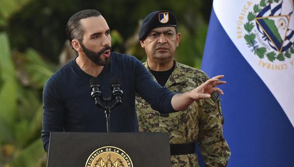 El presidente de El Salvador, Nayib Bukele, habla ante unos 14.000 soldados reunidos en un campo cerca de un cuartel militar en las afueras del pueblo de San Juan Opico, 35 km al oeste de San Salvador, el 23 de noviembre de 2022. (Foto de Marvin RECINOS / AFP)