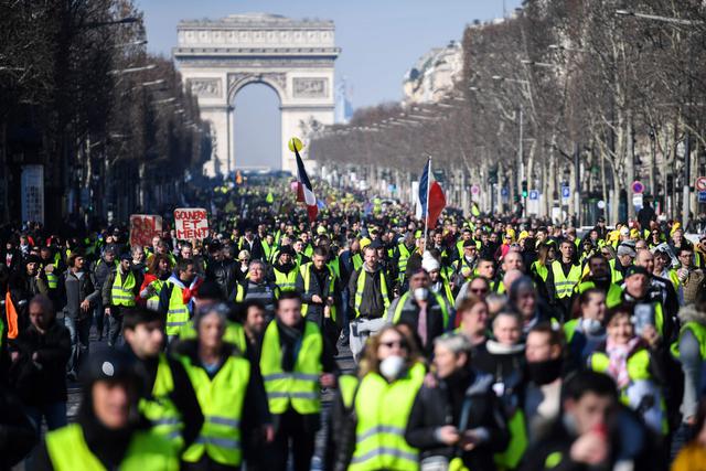 Imágenes de la nueva protesta de los chalecos amarillos en la víspera de los 3 meses desde el inicio de las manifestaciones contra las políticas del presidente de Francia, Emmanuel Macron. (AFP)