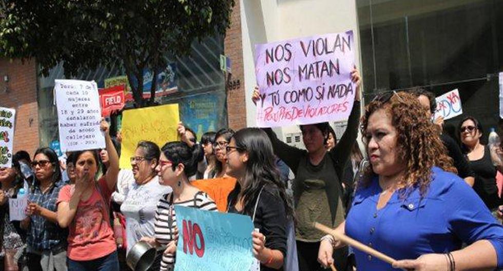 Mujeres protestan frente a la sede del INEI. (Foto: Andina)