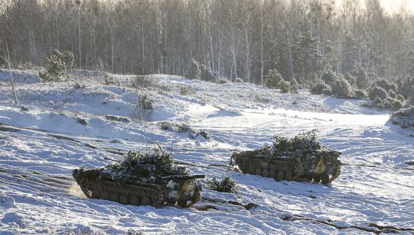 Tanques rusos se desplazan en el campamento de Gozhsky, en Bielorrusia, como parte de los ejercicios militares dictados por Moscú.  (BelTA via AP)