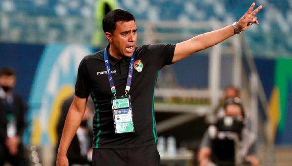 César Farías, entrenador de Bolivia, fue amenazado por “no alinear a ciertos jugadores”. (Foto: EFE)