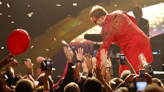 Elton John ha decidido alejarse de los escenarios para dedicarse a su familia, sobre todo a sus hijos.  (Foto: Agencia)