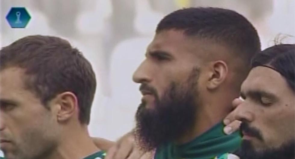 Los jugadores de Sporting Cristal y Municipal realizaron un sentido minuto de silencio en homenaje a las víctimas del accidente aéreo del Chapecoense. (Foto: Captura - Gol Perú)