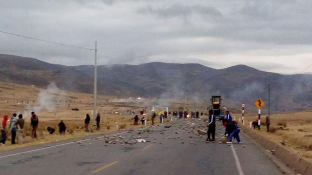 Salida de Junín se encuentra bloqueada con palos y piedras. Buses y autos están detenidos en las vías sin poder continuar con su recorrido. (Foto: cortesía)