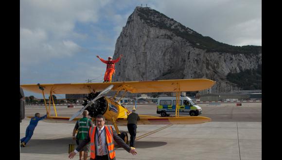 Acróbata de 94 años sobrevoló Gibraltar atado a un avión