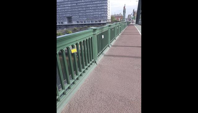 La notas colocadas en un puente por Paige Hunter de 18 años salvaron seis vidas en el Reino Unido. (Facebook)