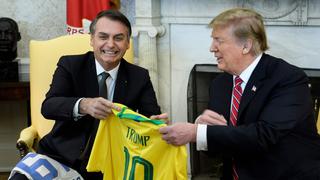 Trump y Bolsonaro intercambian camisetas de fútbol con sus nombres | FOTOS