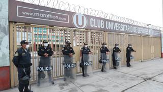 Policías resguardan el estadio Monumental y el Alberto Gallardo tras daños en imagen de Lolo Fernández
