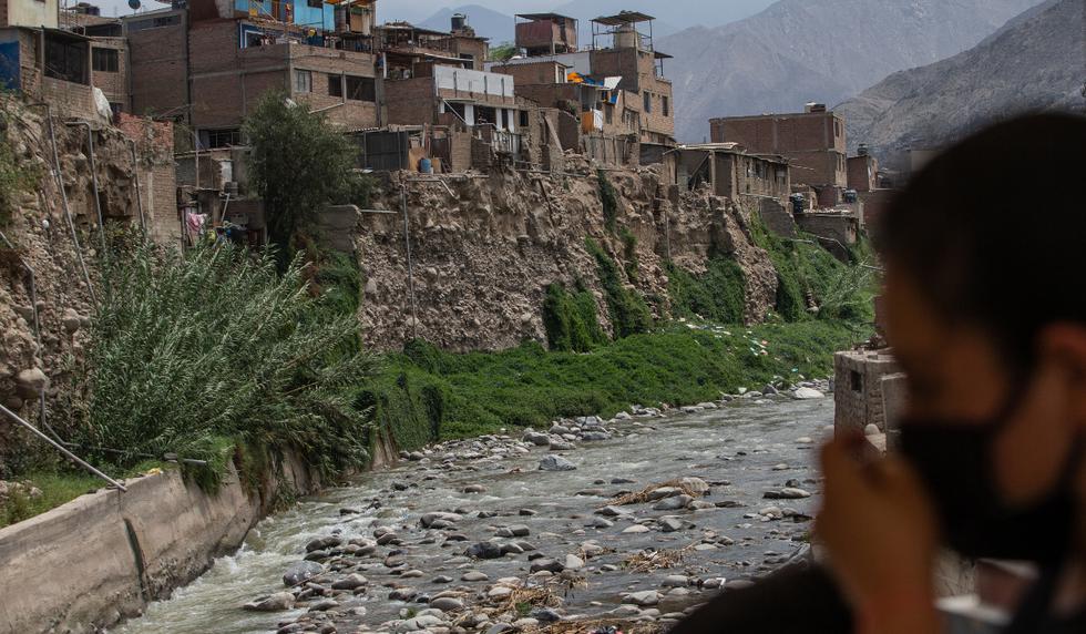 Las lluvias fuertes o quebradas en peligro de activarse, no son el único peligro que afronta Chosica. En la zona de Pedregal existen varias viviendas que se encuentran al borde del rio Rímac. Esto representa una bomba de tiempo, un fuerte sismo podría provocar una catástrofe con daños sumamente graves | Foto: Jorge Cerdan / @photo.gec