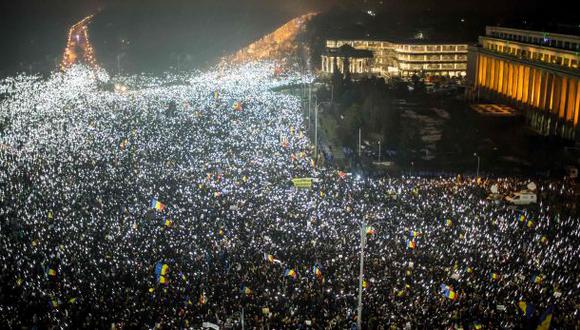 Rumania se harta de sus políticos corruptos y toma las calles