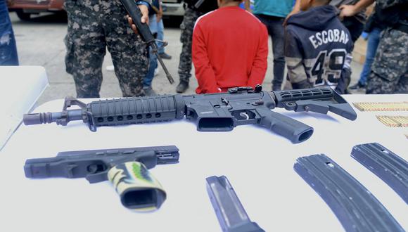 Miembros de la Policía ecuatoriana muestran armas incautadas tras el arresto de alias Pinguino, líder del grupo criminal Choneros, en Guayaquil, Ecuador, el 24 de enero de 2024. (Foto de Gerardo MENOSCAL / AFP)