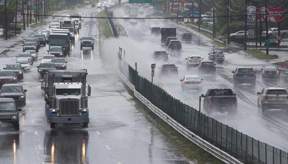 Los choferes maniobran mientras las fuertes lluvias de la tormenta tropical Fred inundan las calles en Massachusetts, Estados Unidos, el 19 de agosto de 2021. (EFE / EPA / CJ GUNTHER).