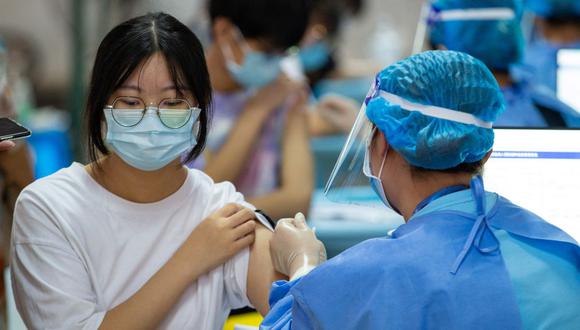 Una estudiante de secundaria recibe la vacuna Sinovac contra el coronavirus en Nanjing, en la provincia de Jiangsu, en el este de China. (STR / AFP).