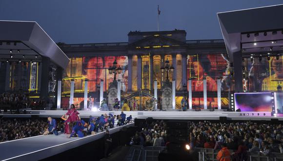 Duran Duran se presenta durante el concierto del Jubileo de Platino que se lleva a cabo frente al Palacio de Buckingham, Londres, en el tercero de los cuatro días de celebraciones para conmemorar el Jubileo de Platino.