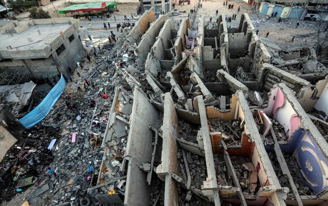 Bombardeos en Israel y Gaza: sube el número de muertos por disparos de cohetes y misiles. En la imagen, un edificio destruido por Israel. (AFP).