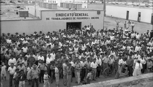 Trabajadores de la Hacienda Paramonga, en una foto tomada el 8 de mayo de 1960. La jornada laboral de 8 horas ya comenzaba a consolidarse en el país (Foto: Archivo El Comercio)