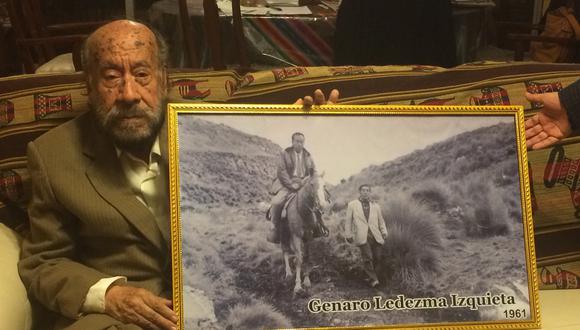 El maestro, abogado y político Genaro Ledesma Izquieta (1931-2018) muestra una foto de la década del sesenta cuando fue alcalde de Cerro de Pasco y defendió a los comuneros de Rancas. Foto: Archivo familiar de Marianella Ledesma.