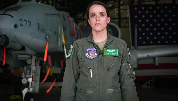 Abbey Walters es una piloto de guerra del escuadrón 25 de la base aérea de Osan.