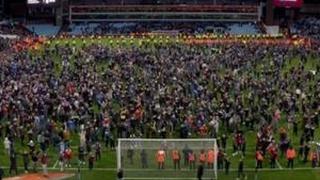 Se desató la locura: hinchas de Aston Villa ingresaron a la cancha tras clasificarse a la final de la Carabao Cup [VIDEO]