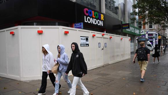Jóvenes caminando por las calles de Oxford, en Londres. (Foto: EFE)