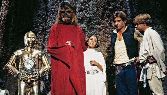 Los actores Anthony Daniels (C-3PO), Peter Mayhew (Chewbacca), Carrie Fisher (Leia Organa), Harrison Ford (Han Solo) y Mark Hamill (Luke Skywalker) participaron de este especial navideño. (Fuente: Lucasfilm)