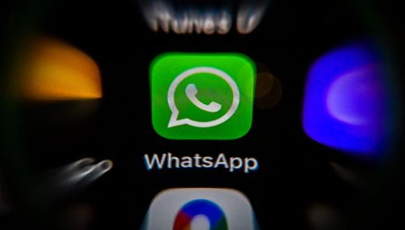 El logo de WhatsApp visto desde la pantalla de un smartphone.  (Foto: Yuri KADOBNOV / AFP)