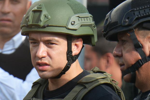 El presidente de Ecuador, Daniel Noboa, con un chaleco antibalas y un casco, verifica los resultados de una operación policial y militar en el barrio Socio Vivienda de Guayaquil, el 26 de marzo de 2024. (Foto de Gerardo MENOSCAL / AFP).